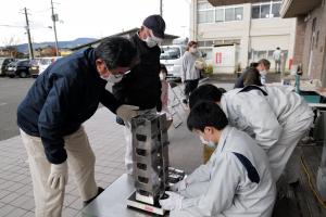 はかりの定期検査をしている様子