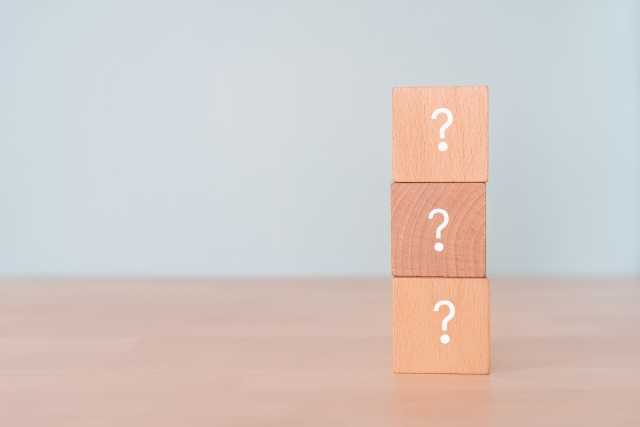 ハテナが描かれた木のブロック