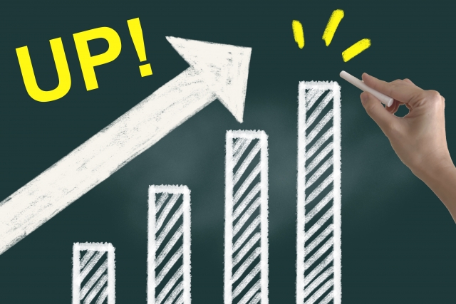右肩上がりのグラフとUPの文字
