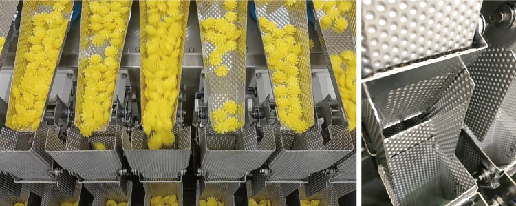 菓子を計量しているクリーンホッパスケール 横型タイプ