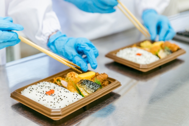 弁当を作る工場の様子