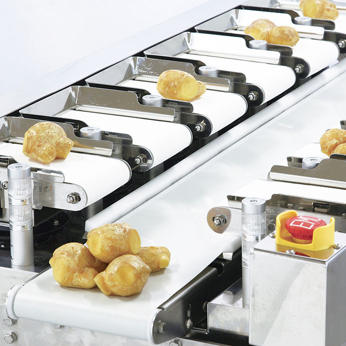 食品を計量している自動計量器