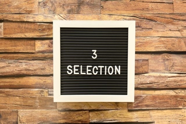 3 SELECTIONと書かれたボード